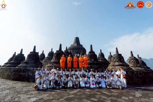 ภาพ No.224438:วันจันทร์ที่ 12 พฤษภาคม พ.ศ. 2568  ชาวพุทธในอินโดนีเซีย ร่วมฉลองวิสาขบูชาจุดประทีปกว่า 200,000 ดวง ณ พระมหาเจดีย์บรมพุทโธ  เจริญพุทธมนต์ถวาย “พระวชิรเกล้าเจ้าอยู่หัว”