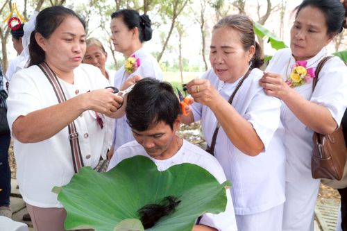 ภาพ No.277889:พิธีตัดปอยผมและปลงผมนาคธรรมทายาท พิธีขอขมาผู้ปกครอง ณ ศูนย์อบรมเยาวชนนครปฐม จ.นครปฐม และพิธีมอบบาตร ผ้าไตร นาคธรรมทายาท พิธีบรรพชา อุปสมบทหมู่ ณ วัดลาดหญ้าไทร จ.นครปฐม