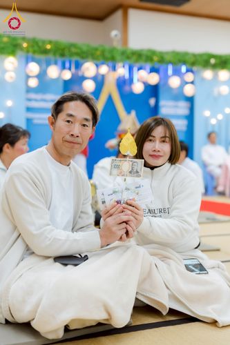 ภาพ No.220927:วันที่ 13 เมษายน พ.ศ. 2568 พิธีโปรยรัตนชาติปฐมเริ่มสถาปนาเจดีย์ และ พิธีเปิดหมู่บ้านปฏิบัติธรรม เพื่อการบรรลุธรรม ณ วัดป่าธรรมกายนานาชาติโทชิหงิ  ประเทศญี่ปุ่น