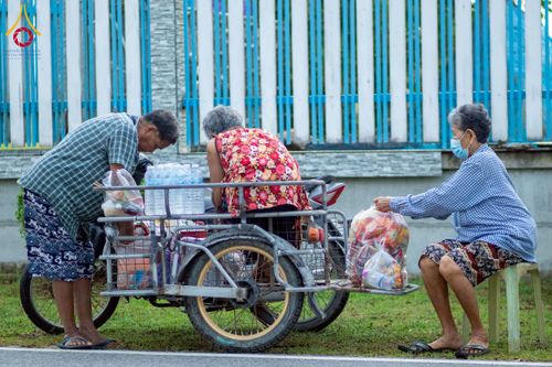 ภาพ No.217897:วันศุกร์ที่ 11 เมษายน พ.ศ. 2568 พระและสามเณร 99 รูป จากศูนย์ปฏิบัติธรรมระยอง(บ้านช่องลม) บิณฑบาต ณ ทุ่งปอเทือง ต.บางบุตร อ.บ้านค่าย จ.ระยอง เพื่อเป็นการฝึกสามเณรภาคฤดูร้อน ผ่านกิจวัตรบิณฑบาตในพื้นที่ชุมชน