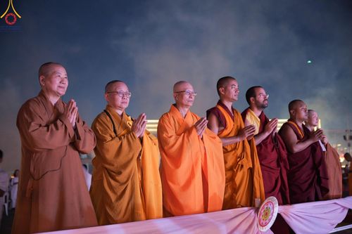 ภาพ No.124975:พิธีเวียนประทักษิณและจุดมาฆประทีป (ชุดที่ 2) ในวันมาฆบูชา เสาร์ที่ 24 กุมภาพันธ์ พ.ศ. 2567 ณ พระมหาธรรมกายเจดีย์ วัดพระธรรมกาย