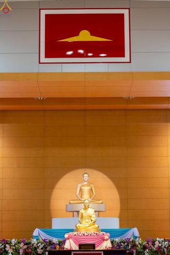 ภาพ No.251214:วันที่ 10 ตุลาคม พ.ศ. 2568 พิธีปฏิบัติธรรม ในวันคล้ายวันเกิด 141 ปี พระมงคลเทพมุนี (สด จนฺทสโร) พระผู้ปราบมาร ณ สภาธรรมกายสากล วัดพระธรรมกาย