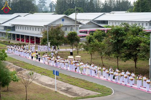 ภาพ No.174243:พิธีทอดกฐินกตัญญูบูชาธรรม ณ พระมหาเจดียทัตตชีโว ศูนย์อบรมเยาวชนกาญจนบุรี ในโครงการกฐินสามัคคีทั่วไทย 30,000 วัด บูชาธรรม 80 ปี หลวงพ่อธัมมชโย โดยคณะศิษยานุศิษย์วัดพระธรรมกาย วันที่ 9 พฤศจิกายน พ.ศ. 2567
