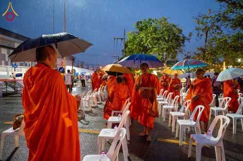 ภาพ No.226039:วันอาทิตย์ที่ 25 พฤษภาคม พ.ศ. 2568 พิธีตักบาตรพระ 1,000 รูปเมืองตรัง ครบรอบ 110 ปี เมืองทับเที่ยง ถวายเป็นพุทธบูชา ถวายเป็นพระราชกุศลแด่รัชกาลที่ 10 และอุทิศส่วนกุศลแด่อดีตเจ้าเมืองตรัง และบรรพบุรุษ ณ บริเวณหน้าศาลากลางจังหวัดตรัง ถนนพระราม 6