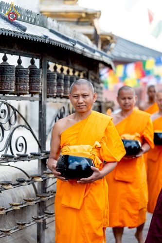 ภาพ No.213071:วันที่ 17 - 18 มีนาคม พ.ศ. 2568 คณะสงฆ์และสามเณรเดินบิณฑบาต รอบเมืองในพื้นที่ วัดสยมภูวนาถและราชวังปาตัน ณ เมืองกาฐมาณฑุ ประเทศเนปาล