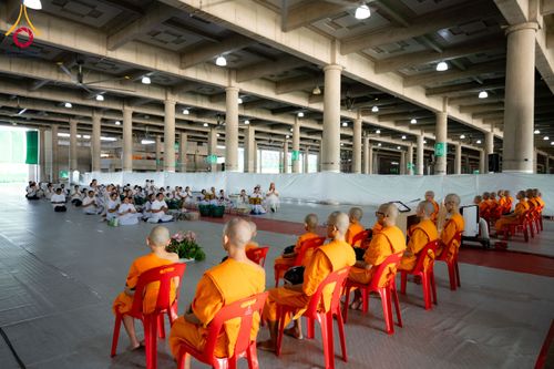 ภาพ No.145620:พิธีตักบาตรโครงการบรรพชาสามเณร โรงเรียนนานาชาติ รุ่นที่ 13 ณ มหารัตนวิหารคด 9 วัดพระธรรมกาย วันเสาร์ที่ 20 กรกฎาคม พ.ศ. 2567