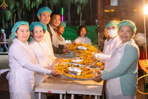 ภาพ No.189929:พิธีถวายภัตตาหารเป็นสังฆทาน แด่พระธรรมยาตรา ณ อนุสรณ์สถานมหาวิหารพระมงคลเทพมุนี (โลตัสแลนด์) อ.สองพี่น้อง จ.สุพรรณบุรี ในโครงการธรรมยาตรา กตัญญูบูชา มหาปูชนียาจารย์ พระมงคลเทพมุนี(สด จนฺทสโร) พระผู้ปราบมาร อนุสรณ์สถาน 7 แห่ง ปีที่ 13 วันที่ 6 มกราคม 2568