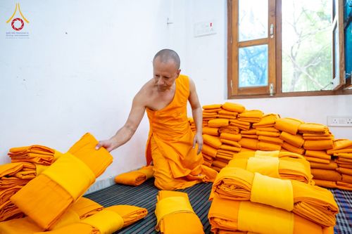 ภาพ No.231003:วันที่ 1 กรกฎาคม พ.ศ. 2568 โครงการบรรพชาสามเณร 300 รูป ถวายเป็นพุทธบูชา  วันอาสาฬหบูชา ณ จุดกำเนิดพระรัตนตรัย  ต้นแหล่งธัมมจักกัปปวัตตนสูตร เมืองพาราณสี  สารนาถ ประเทศอินเดีย