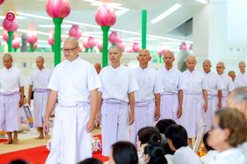 ภาพ No.256149:วันที่ 4 ตุลาคม พ.ศ. 2568 พิธีบรรพชาอุปสมบท  โครงการอุปสมบทหมู่บูชาธรรม 141 ปี  พระมงคลเทพมุนี (สด จนฺทสโร) ณ โบสถ์พระไตรปิฏก วัดพระธรรมกาย จ.ปทุมธานี