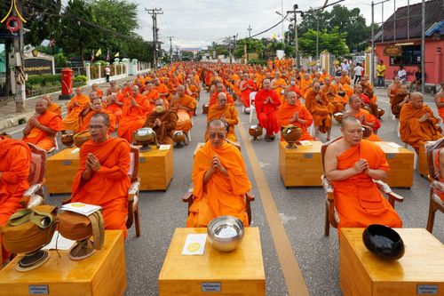 ภาพ No.146202:ตักบาตรพระ 1,384 รูป ทำบุญเมืองฝางครบรอบ 1,383 ปี ถวายเป็นพระราชกุศลแด่พระบาทสมเด็จพระเจ้าอยู่หัว เนื่องในโอกาสพระราชพิธีมหามงคล เฉลิมพระชนมพรรษา 6 รอบ 72 พรรษา วันเสาร์ที่ 27 กรกฎาคม พ.ศ.2567  ณ ถนนหน้าที่ว่าการอำเภอฝาง จ.เชียงใหม่