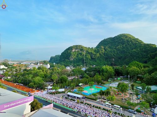 ภาพ No.235113:วันอาทิตย์ที่ 27 กรกฎาคม พ.ศ. 2568 พิธีตักบาตรพระ1,000 รูป ทำบุญเมืองพัทลุง ประธานสงฆ์ พระปริยัติวชิโรดม  เจ้าคณะจังหวัดพัทลุง ประธานฆราวาส นายรัฐศาสตร์ ชิดชู  ผู้ว่าราชการจังหวัดพัทลุง