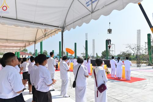 ภาพ No.121086:พิธีทอดผ้าป่า โครงสร้างหลังคา เสาคู่ค้ำฟ้ามหามงคล เพื่อสถาปนาอาคาร 80 ปี หลวงพ่อธัมมชโย ณ ศูนย์ปฏิบัติธรรมวิหารแดง ต.เจริญธรรม อ.วิหารแดง จ.สระบุรี วันที่ 27 มกราคม พ.ศ. 2567