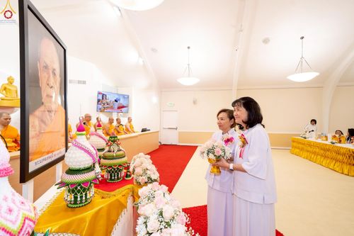 ภาพ No.252002:วันที่ 9 ตุลาคม พ.ศ. 2568 วัดพระธรรมกายซีลีคอนวัลเลย์ Dhammakaya Meditation Center Silicon Vally  เมืองมอแกนฮิลล์ รัฐเคลิฟอร์เนีย สหรัฐอเมริกา  ได้จัดงาน วันคล้ายวันเกิดด้วยรูปกายเนื้อ  พระมงคลเทพมุนี ครบ 141 ปี โดยมีกำหนดการช่วงเย็น พิธีมุทิตาสักการะพระ
