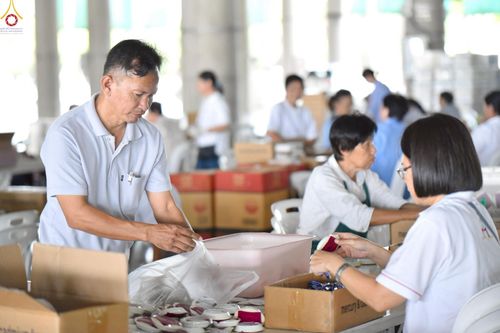 ภาพ No.239943:วันที่ 20-23 สิงหาคม พ.ศ. 2568 การเตรียมงานวันธรรมชัย ใส่ถ่านประทีป LED ที่วิหารคด 7 และ 25 วัดพระธรรมกาย