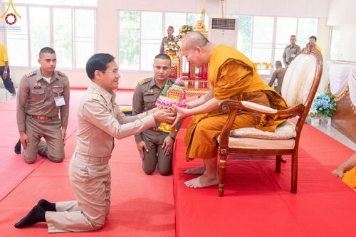 ภาพ No.59081:พิธีปลงผมและแห่นาคธรรมทายาท ในโครงการบรรพชาสามเณร ภาคฤดูร้อน เฉลิมพระเกียรติพระบาทสมเด็จพระเจ้าอยู่หัว เนื่องในโอกาส  พระราชพิธีมหามงคลเฉลิมพระชนมพรรษา 6 รอบ  ปลงผมนาคในวันที่ 21 เมษายน พ.ศ 2567 ณ วัดกลางธนรินทร์ (ธรรมอุทยานบ้านแป้ง)