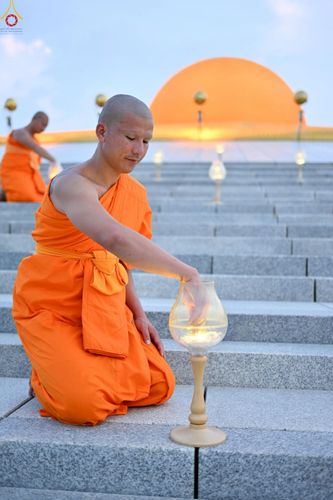 ภาพ No.223922:วันวิสาขบูชา วันอาทิตย์ที่ 11 พฤษภาคม พ.ศ. 2568 พิธีจุดวิสาขประทีป ,  พิธีเวียนประทักษิณรอบพระมหาธรรมกายเจดีย์ , พิธีฉลองชัยสวดมนต์บทธัมมจักกัปปวัตตนสูตร ครบ 7,357,000,000 จบ ณ มหารัตนวิหารคด วัดพระธรรมกาย