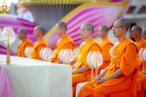 ภาพ No.197107:พิธีจุดประทีปถวายเป็นพุทธบูชา และบูชาธรรมมหาปูชนียาจารย์ ณ วัดโบสถ์(บน) ตำบลบางคูเวียง อำเภอบางกรวย จังหวัดนนทบุรี ในโครงการธรรมยาตรา กตัญญูบูชา มหาปูชนียาจารย์ พระมงคลเทพมุนี(สด จนฺทสโร) พระผู้ปราบมาร อนุสรณ์สถาน 7 แห่ง ปีที่ 13 วันที่ 18 มกราคม พ.ศ. 25