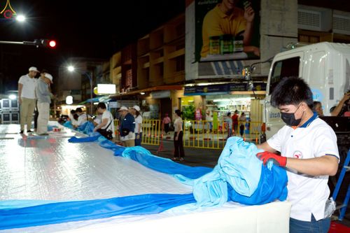 ภาพ No.237299:วันที่ 9-10 สิงหาคม พ.ศ. 2568 การเตรียมงาน เก็บงาน ของเจ้าหน้าที่ทุกสถานะ ในงานมหาสังฆทาน ตักบาตรพระ 10,000 รูป ใจกลางเมืองหาดใหญ่ จ.สงขลา