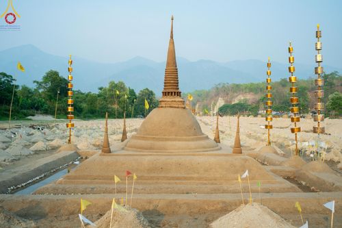 ภาพ No.138600:Photo Story  มหัศจรรย์วัดดงดินแดง Episode 6 พระภิกษุ-สามเณร ในโครงการบรรพชาอุปสมบทหมู่  กว่า 500 รูป และศีลจาริณีกว่า 300 คน ร่วมกันก่อพระเจดีย์ทราย 20,000 องค์ และจุดประทีป  บูชาธรรม 80 ปี หลวงพ่อธมฺมชโย กลางลำน้ำแม่ตื่น