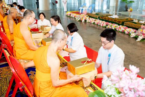 ภาพ No.229601:วันอาทิตย์ที่ 22 มิถุนายน พ.ศ. 2568 พิธีตักบาตรฉลองพระบวชใหม่ โครงการอุปสมบทหมู่ผู้บริหารรุ่นที่ 15 ณ วิหารคด วัดพระธรรมกาย