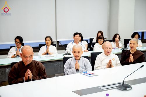 ภาพ No.222452:วันที่ 21 เมษายน พ.ศ. 2568 หลวงพ่อทัตตชีโวให้โอวาททีมงานอาสาสมัครเวียดนาม ณ อาคาร 100 ปี คุณยายมหารัตนอุบาสิกาจันทร์ ขนนกยูง วัดพระธรรมกาย