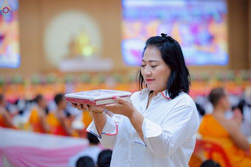 ภาพ No.228280:วันอาทิตย์ที่ 8 มิถุนายน พ.ศ. 2568 พิธีถวายทุนสนับสนุนพระไตรปิฎกฉบับธรรมชัย และอนุรักษ์คัมภีร์โบราณ ณ ห้องแก้วสารพัดนึก 2 วัดพระธรรมกาย