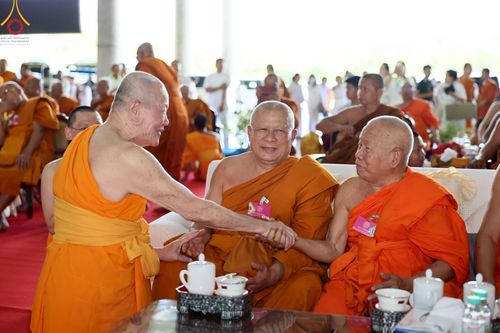 ภาพ No.221520:วันอังคารที่ 22 เมษายน พ.ศ. 2568 ภาพพิธีถวายมหาสังฆทานคณะสงฆ์ 40,000 กว่าวัดทั่วประเทศ เนื่องในวันคุ้มครองโลก ชุดที่ 2 (ปลื้มให้สมการรอคอย) ณ ลานธรรมพระมหาธรรมกายเจดีย์ วัดพระธรรมกาย