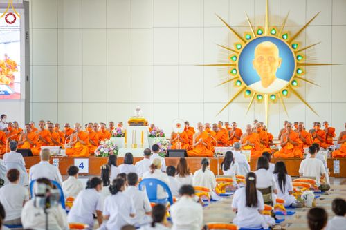 พิธีเจริญพระพุทธมนต์ และถวายภัตตาหาร ในวาระครบ 115 ปี วันคล้ายวันเกิด คุณยายอาจารย์ มหารัตนอุบาสิกาจันทน์ ขนนกยูง (ผู้ให้กำเนิดวัดพระธรรมกาย) วันศุกร์ที่ 19 มกราคม พ.ศ. 2567 ณ หอฉันคุณยายอาจารย์ วัดพระธรรมกาย