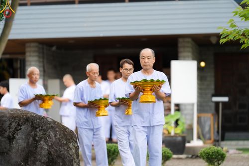 ภาพ No.147387:พิธีตัดปอยผม ขอขมา มอบบาตร ผ้าไตร โครงการปฐมอุปสมบท สมโภชอุโบสถ บูชาธรรม 80 ปี หลวงพ่อธัมมชโย ณ วัดพระธรรมกายโทชิหงิ ประเทศญี่ปุ่น วันพฤหัสบดีที่ 8 สิงหาคม พ.ศ. 2567