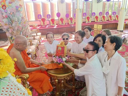 ภาพ No.172607:พิธีทอดกฐิน ณ วัดโคนอน แขวงบางหว้า เขตภาษีเจริญ กรุงเทพฯ ในโครงการกฐินสามัคคีทั่วไทย 30,000 วัด บูชาธรรม 80 ปี หลวงพ่อธัมมชโย โดยคณะศิษยานุศิษย์วัดพระธรรมกาย วันที่ 20 ตุลาคม พ.ศ. 2567