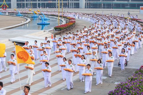 ภาพ No.133678:พิธีเวียนประทักษิณและพิธีวันทาเจดีย์ โครงการบรรพชาสามเณร ฟื้นฟูพระพุทธศาสนาทั่วไทย ณ วัดพระธรรมกาย วันเสาร์ที่ 6 เมษายน พ.ศ. 2567