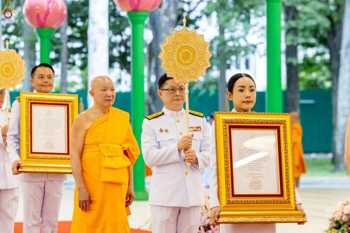 ภาพ No.230897:วันอังคารที่ 1 กรกฎาคม พ.ศ. 2568 ผู้ว่าราชการจังหวัดปทุมธานี เป็นประธานพิธีต้อนรับ สัญญาบัตร พัดยศ พระครูสัญญาบัตรสายต่างประเทศ วัดพระธรรมกาย ประจำปี พ.ศ. 2568 จำนวน 19 รูป