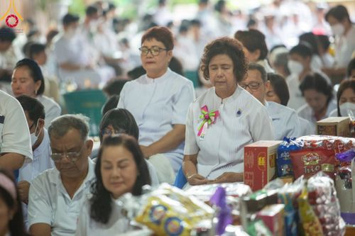 ภาพ No.115432:พิธีตักบาตรฉลองพระใหม่ ในโครงการอุปสมบทหมู่บูชาธรรม 115 ปี คุณยายอาจารย์มหารัตนอุบาสิกาจันทร์ ขนนกยูง วันที่ 19  มกราคม พ.ศ. 2567 ณ มหารัตนวิหารคด วัดพระธรรมกาย