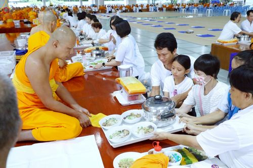 ภาพ No.240038:วันเสาร์ที่ 23 สิงหาคม พ.ศ. 2568 (วันพระ แรม 14 ค่ำ เดือน 9) พิธีบุพเปตพลี ครั้งที่ 169 ร่วมอุทิศบุญแด่หมู่ญาติที่ล่วงลับไปแล้ว และสืบทอดอายุพระพุทธศาสนา ณ หอฉันคุณยายอาจารย์ฯ วัดพระธรรมกาย