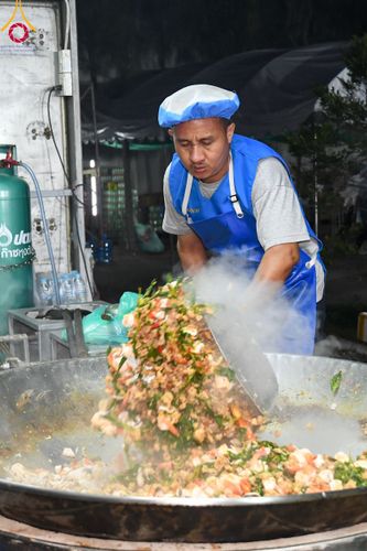 ภาพ No.108414:ถวายภัตตาหารเป็นสังฆทาน แด่คณะพระธรรมยาตราฯ ในโครงการธรรมยาตรากตัญญูบูชา มหาปูชนียาจารย์ พระมงคลเทพมุนี(สด จนฺทสโร) พระผู้ปราบมาร อนุสรณ์สถาน 7 แห่ง ปีที่ 12 วันที่ 7 มกราคม พ.ศ. 2567 ณ อนุสรณ์สถานโลตัสแลนด์ จ.สุพรรณบุรี