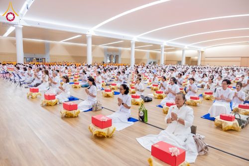 ภาพ No.237794:วันอาทิตย์ที่ 10 สิงหาคม พ.ศ. 2568 พิธีถวายไทยธรรมมุทิตาเปรียญธรรมและบาลีศึกษา ณ ห้องแก้วสารพัดนึก2 วัดพระธรรมกาย ปทุมธานี