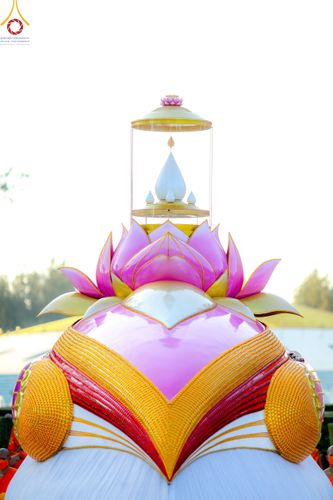 ภาพ No.104354:พระธรรมยาตราร่วมปฏิบัติธรรม และถ่ายภาพหมู่ประวัติศาสตร์ หน้ามหาวิหารพระมงคลเทพมุนี วันที่ 27 ธันวาคม พ.ศ. 2566