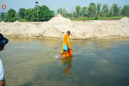 ภาพ No.140295:Photo Story มหัศจรรย์วัดดงดินแดง  EP.8  ภาพการเตรียมงาน การปฎิบัติงาน ของเหล่าผู้ทุ่มเทและเสียสละ เพื่อความสำเร็จของความมหัศจรรย์ ณ วัดดงดินแดง ต.ม่อนจอง อ.อมก๋อย จ.เชียงใหม่ วันที่ 1-7 เมษายน พ.ศ. 2567