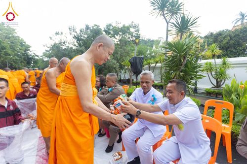 ภาพ No.351519:วันที่ 22 กันยายน พ.ศ. 2569  พิธีตักบาตรสามเณรธรรมทายาท โครงการบรรพชาพัฒนาคุณธรรม จริยธรรม  สำหรับนักเรียนนายสิบตำรวจ (นสต.) รุ่นที่ 16 ศูนย์ฝึกอบรมตำรวจภูธรภาค 1  ณ วัดพระพุทธบาทราชวรมหาวิหาร