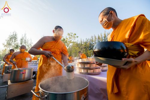 ภาพ No.292727:วันที่ 12 มกราคม พ.ศ. 2569 พิธีถวายภัตตาหารเป็นสังฆทาน แด่พระธรรมยาตรา ณ อนุสรณ์สถานมหาวิหารพระมงคลเทพมุนี (โลตัสแลนด์) อ.สองพี่น้อง จ.สุพรรณบุรี ในโครงการธรรมยาตรา กตัญญูบูชา มหาปูชนียาจารย์ พระมงคลเทพมุนี(สด จนฺทสโร) พระผู้ปราบมาร อนุสรณ์สถาน 7 แห่ง ปี