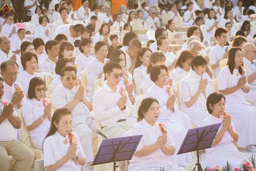 ภาพ No.282623:วันเสาร์ที่ 20 ธันวาคม พ.ศ.2568 พิธีตักบาตรพระ 10,000 รูป (ชุด 2) เนื่องในโอกาส 194 ปี จังหวัดกาญจนบุรี และอุทิศส่วนกุศลให้แด่บรรพชนทั้งหลาย บริเวณถนนสองแคว (Skywalk) เมืองกาญจนบุรี