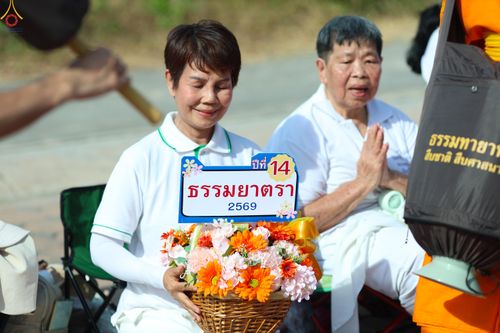 ภาพ No.287453:วันที่ 3 มกราคม พ.ศ. 2569 พิธีต้อนรับพระธรรมยาตรา ในโครงการธรรมยาตรา กตัญญูบูชา มหาปูชนียาจารย์ พระมงคลเทพมุนี(สด จนฺทสโร) พระผู้ปราบมาร อนุสรณ์สถาน 7 แห่ง ปีที่ 14 ณ อนุสรณ์สถานมหาวิหารพระมงคลเทพมุนี (โลตัสแลนด์) อ.สองพี่น้อง จ.สุพรรณบุรี