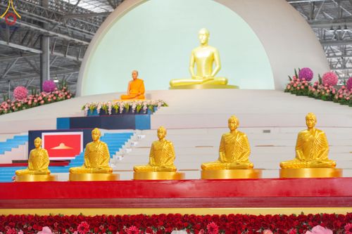 ภาพ No.78888:พิธีตักบาตร ข้าวสารอาหารแห้ง พิธีบูชาข้าวพระ ในวันอาทิตย์ต้นเดือนที่ 2 เมษายน พ.ศ. 2566