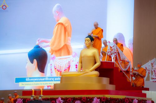 ภาพ No.84733:พิธีบรรจุพระบรมสารีริกธาตุภายในเกตุดอกบัวตูม องค์พระประธาน ณ ห้องแก้วสารพัดนึก 2 วัดพระธรรมกาย ในวันอาสาฬหบูชา อังคารที่ 1 สิงหาคม พ.ศ.2566