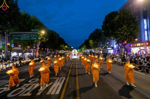 ภาพ No.81105:Lotus Lantern Festival 2023  เทศกาลโคมดอกบัว เนื่องในวันวิสาขบูชา   ของชาวพุทธทุกชาติ ทุกนิกาย ในสาธารณรัฐเกาหลีใต้ วันที่ 20-21 พฤษภาคม พ.ศ. 2566