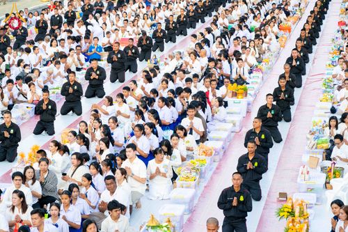 ภาพ No.329518:วันอาทิตย์ที่ 24 พฤษภาคม พ.ศ. 2569 พิธีตักบาตรพระ 1,000 รูป เพื่อถวายเป็นพุทธบูชาในเทศกาลวิสาขบูชาโลก และ ถวายเป็นพระราชกุศล  ณ ลานศิลปวัฒนธรรม เมืองปัตตานี จ.ปัตตานี