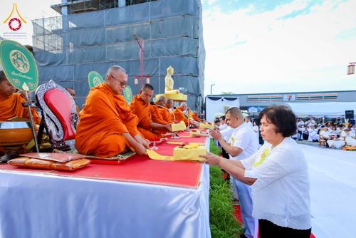 ภาพ No.313938:วันอาทิตย์ที่ 14 มีนาคม พ.ศ. 2569 ทำบุญเมืองหาดใหญ่ตักบาตรพระ 1,109 รูป เติมบุญใหญ่ หลังวิกฤตมหาอุทกภัย ณ ซุ้มประตูไชน่าทาวน์ ถนนศุภสารรังสรรค์ อ.หาดใหญ่ จ.สงขลา