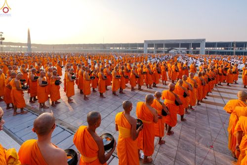 ภาพ No.279813:วันที่ 1 มกราคม พ.ศ.2569 พิธีตักบาตรในวันขึ้นปีใหม่ ณ ลานธรรม วัดพระธรรมกาย