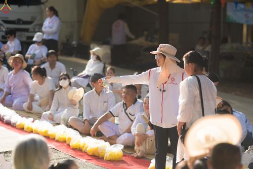 ภาพ No.296283:ภาพเบื้องหลังอาสาสมัครรวมใจ ชุดที่ 2 ในโครงการธรรมยาตรา กตัญญูบูชา มหาปูชนียาจารย์ พระมงคลเทพมุนี(สด จนฺทสโร) พระผู้ปราบมาร อนุสรณ์สถาน 7 แห่ง ปีที่ 14