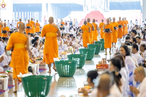 ภาพ No.311337:วันอาทิตย์ต้นเดือนที่ 1 มีนาคม พ.ศ.2569 พิธีตักบาตร และ พิธีบูชาข้าวพระ ณ สภาธรรมกายสากล วัดพระธรรมกาย